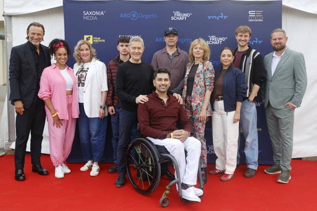 Entertainment Bilder des Tages #2 Bernhard Bettermann, Vanessa Rottenburg, Alexa Maria Surholt, Leonard Scholz, Udo Schenk, Tan Caglar, Thomas Koch, Isabell Gerschke, Arzu Bazman, Frederic Brossier, Karsten Kühn bei der In aller Freundschaft-Nacht im Rahmen der Filmnächte auf der Galopprennbahn Scheibenholz. Leipzig, 22.07.2026. Leipzig Galopprennbahn Scheibenholz Sachsen D *** Bernhard Bettermann, Vanessa Rottenburg, Alexa Maria Surholt, Leonard Scholz, Udo Schenk, Tan Caglar, Thomas Koch, Isabell Gerschke, Arzu Bazman, Frederic Brossier, Karsten Kühn at the In aller Freundschaft Night as part of the Film Nights at the Scheibenholz Racetrack in Leipzig, July 22, 2026, Leipzig Scheibenholz Racetrack, Saxony, Germany Copyright: xAgenturxMatthiasxWehnertx xReinhardxZichyx
