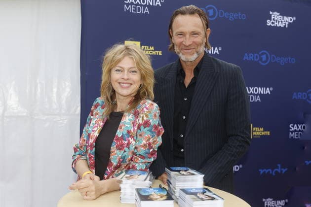 IN ALLER FREUNDSCHAFT Isabell Gerschke und Bernhard Bettermann bei der In aller Freundschaft-Nacht im Rahmen der Filmnächte auf der Galopprennbahn Scheibenholz. Leipzig, 22.07.2026. Leipzig Galopprennbahn Scheibenholz Sachsen D *** IN ALLER FREUNDSCHAFT: Isabell Gerschke and Bernhard Bettermann at the In aller Freundschaft Night as part of the Film Nights at the Scheibenholz Racetrack in Leipzig, July 22, 2026, Leipzig Scheibenholz Racetrack, Saxony, Germany Copyright: xAgenturxMatthiasxWehnertx xReinhardxZichyx
