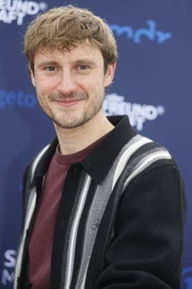IN ALLER FREUNDSCHAFT Frederic Brossier bei der In aller Freundschaft-Nacht im Rahmen der Filmnächte auf der Galopprennbahn Scheibenholz. Leipzig, 22.07.2026. Leipzig Galopprennbahn Scheibenholz Sachsen D *** IN ALLER FREUNDSCHAFT: Frederic Brossier at the In aller Freundschaft Night as part of the Film Nights at the Scheibenholz Racetrack in Leipzig, July 22, 2026, Leipzig Scheibenholz Racetrack, Saxony, Germany Copyright: xAgenturxMatthiasxWehnertx xReinhardxZichyx
