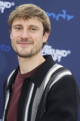 IN ALLER FREUNDSCHAFT Frederic Brossier bei der In aller Freundschaft-Nacht im Rahmen der Filmnächte auf der Galopprennbahn Scheibenholz. Leipzig, 22.07.2026. Leipzig Galopprennbahn Scheibenholz Sachsen D *** IN ALLER FREUNDSCHAFT: Frederic Brossier at the In aller Freundschaft Night as part of the Film Nights at the Scheibenholz Racetrack in Leipzig, July 22, 2026, Leipzig Scheibenholz Racetrack, Saxony, Germany Copyright: xAgenturxMatthiasxWehnertx xReinhardxZichyx