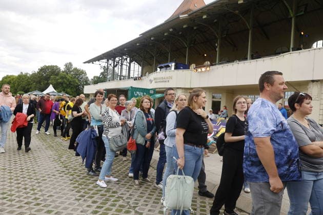 IN ALLER FREUNDSCHAFT Schlange stehen für Autogramme bei der In aller Freundschaft-Nacht im Rahmen der Filmnächte auf der Galopprennbahn Scheibenholz. Leipzig, 22.07.2026. Leipzig Galopprennbahn Scheibenholz Sachsen D *** IN ALLER FREUNDSCHAFT: Waiting in line for autographs at the In aller Freundschaft Night as part of the Film Nights at the Scheibenholz Racetrack in Leipzig, July 22, 2026, Leipzig Scheibenholz Racetrack, Saxony, Germany Copyright: xAgenturxMatthiasxWehnertx xReinhardxZichyx