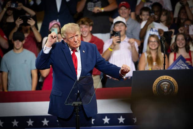 News Bilder des Tages #2 July 22, 2026, Marietta, Georgia, USA: President DONALD TRUMP dances for the crowd at a rally at Wheeler High School north of Atlanta Marietta USA - ZUMAn03_ 20260722_zaf_n03_013 Copyright: xRobinxRaynex