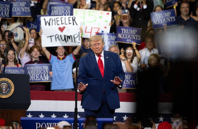 July 22, 2026, Marietta, Georgia, USA: President DONALD TRUMP greets crowd at a rally at Wheeler High School north of Atlanta. Marietta USA - ZUMAn03_ 20260722_zaf_n03_017 Copyright: xRobinxRaynex