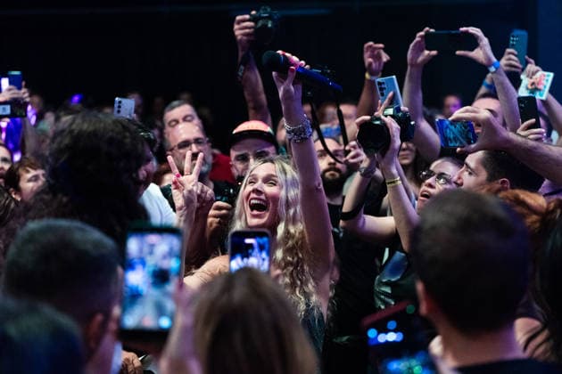 Entertainment Bilder des Tages #2 July 23, 2026, Belgrade, Central Serbia, Serbia: 2026722, Belgrade, Serbia - British soul and R&B singer JOSS STONE performs live on stage as part of her Less Is More tour at the Lozionica venue in Belgrade. STONE JOSS performs surrounded by fans holding up smartphones. Belgrade Serbia - ZUMAd223 20260723_zip_d223_007 Copyright: xMarkoxDimicx