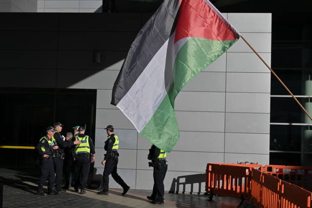 ALP NATIONAL CONFERENCE, Pro-Palestine protesters and police are seen outside during the 50th Australian Labor Party (ALP) national convention at the Adelaide Convention Centre, in Adelaide, Thursday, July 23, 2026. ( ADELAIDE SOUTH AUSTRALIA AUSTRALIA  Copyright: xMICKxTSIKASx 20260723113673879525