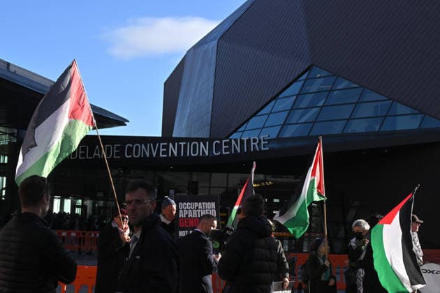 ALP NATIONAL CONFERENCE, Pro-Palestine protesters are seen outside during the 50th Australian Labor Party (ALP) national convention at the Adelaide Convention Centre, in Adelaide, Thursday, July 23, 2026. ( ADELAIDE SOUTH AUSTRALIA AUSTRALIA  Copyright: xMICKxTSIKASx 20260723199867686693