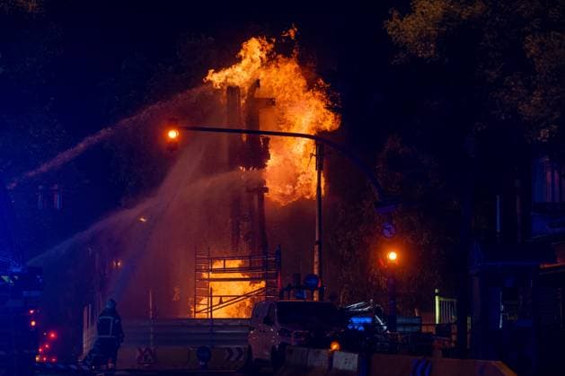 News Bilder des Tages #2 At least 6 people affected by a fire caused by a gas leak in Plaça de Sants in Barcelona. The fire occurred on July 22, 2026, in Barcelona, Catalonia, Spain The Barcelona Fire Department deployed nine crews Wednesday night to respond to a fire caused by a gas leak at Plaça de Sants, with at least six people affected, according to sources at Barcelona City Hall. The gas leak occurred this afternoon during accessibility construction work at the entrances to the Plaça de Sants Metro station. Lorena Sopê BARCELONA BARCELONA Spain  Copyright: xLorenaxSopÃªnax 7681940