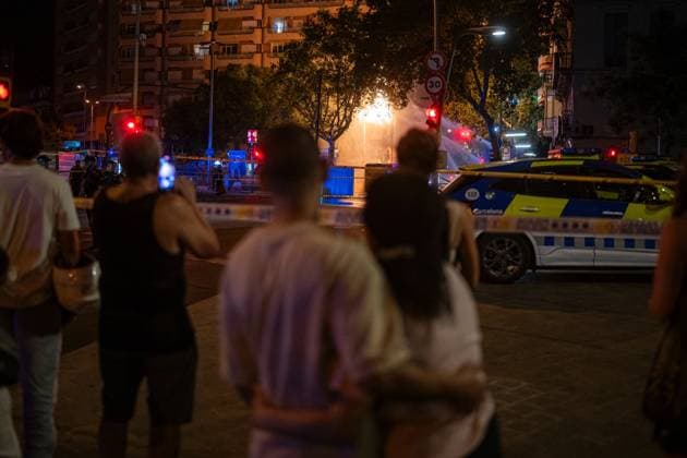 At least 6 people affected by a fire caused by a gas leak in Plaça de Sants in Barcelona. The fire occurred on July 22, 2026, in Barcelona, Catalonia, Spain The Barcelona Fire Department deployed nine crews Wednesday night to respond to a fire caused by a gas leak at Plaça de Sants, with at least six people affected, according to sources at Barcelona City Hall. The gas leak occurred this afternoon during accessibility construction work at the entrances to the Plaça de Sants Metro station. Lorena Sopê BARCELONA BARCELONA Spain  Copyright: xLorenaxSopÃªnax 7681945