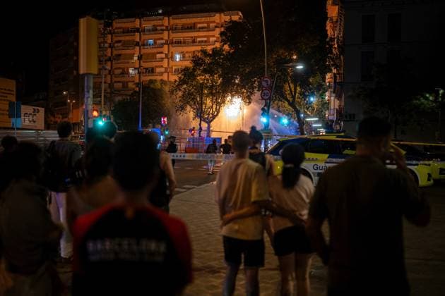 At least 6 people affected by a fire caused by a gas leak in Plaça de Sants in Barcelona. The fire occurred on July 22, 2026, in Barcelona, Catalonia, Spain The Barcelona Fire Department deployed nine crews Wednesday night to respond to a fire caused by a gas leak at Plaça de Sants, with at least six people affected, according to sources at Barcelona City Hall. The gas leak occurred this afternoon during accessibility construction work at the entrances to the Plaça de Sants Metro station. Lorena Sopê BARCELONA BARCELONA Spain  Copyright: xLorenaxSopÃªnax 7681946