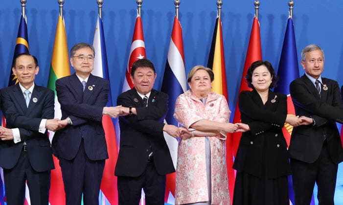 ASEAN plus three foreign ministers meeting ASEAN plus three foreign ministers meeting South Korean Foreign Minister Cho Hyun (2nd from L), Chinese Vice Foreign Minister Hua Chunying (5th from L) and Japanese Foreign Minister Toshimitsu Motegi (3rd from L) pose for a photo during a meeting with their counterparts from the Association of Southeast Asian Nations in Manila on July 23, 2026. (Yonhap) 2026-07-23 10:55:12 < 1980-2026 YONHAPNEWS AGENCY. .> ÇÊ¸®ÇÉ ÇÊ¸®ÇÉ EDITORIAL USE ONLY  Copyright: xx PYH2026072307990031500 YonhapxNewsx yonphotos254781