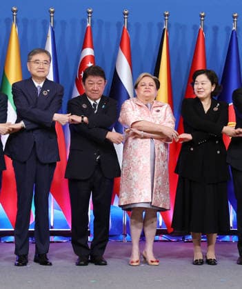ASEAN plus three foreign ministers meeting ASEAN plus three foreign ministers meeting (From L to R) South Korean Foreign Minister Cho Hyun, Japanese Foreign Minister Toshimitsu Motegi, Philippine Foreign Secretary Maria Theresa Lazaro and Chinese Vice Foreign Minister Hua Chunying pose for a photo during a meeting with their counterparts from the Association of Southeast Asian Nations in Manila on July 23, 2026. (Yonhap) 2026-07-23 10:55:29 < 1980-2026 YONHAPNEWS AGENCY. .> ÇÊ¸®ÇÉ ÇÊ¸®ÇÉ EDITORIAL USE ONLY  Copyright: xx PYH2026072308110031500 YonhapxNewsx yonphotos254783