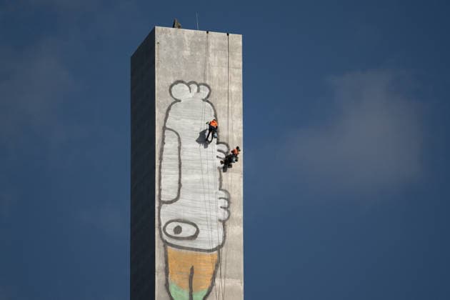 MELBOURNE PAM THE BIRD GRAFFITI, Crews begin to clean Pam the Bird graffiti on the Bolte Bridge, Melbourne, Thursday, July 23, 2026. The alleged Pam the Bird graffiti artist was arrested after scaling a 140-metre pillar on a major city bridge, triggering a nine-hour standoff with police. ( NO ARCHIVING MELBOURNE VICTORIA AUSTRALIA  Copyright: xCHRISTOPHERxHOPKINSx 20260723176689943768