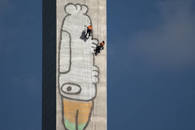 MELBOURNE PAM THE BIRD GRAFFITI, Crews begin to clean Pam the Bird graffiti on the Bolte Bridge, Melbourne, Thursday, July 23, 2026. The alleged Pam the Bird graffiti artist was arrested after scaling a 140-metre pillar on a major city bridge, triggering a nine-hour standoff with police. ( NO ARCHIVING MELBOURNE VICTORIA AUSTRALIA  Copyright: xCHRISTOPHERxHOPKINSx 20260723188603086590