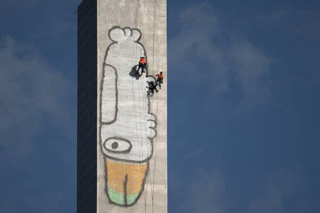 MELBOURNE PAM THE BIRD GRAFFITI, Crews begin to clean Pam the Bird graffiti on the Bolte Bridge, Melbourne, Thursday, July 23, 2026. The alleged Pam the Bird graffiti artist was arrested after scaling a 140-metre pillar on a major city bridge, triggering a nine-hour standoff with police. ( NO ARCHIVING MELBOURNE VICTORIA AUSTRALIA  Copyright: xCHRISTOPHERxHOPKINSx 20260723120368551980