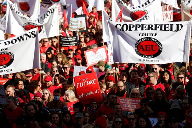 The Victoria State Teachers Strike Protest in Melbourne - 23 Jul 2026 Protesters hold placards during the rally. Hundreds of members of the Australian Education Union (AEU) marched from Bourke Street Mall to the Victorian Parliament in Melbourne, calling for better pay, improved working conditions, increased public school funding, and a revised Victorian Government Schools Agreement (VGSA). Melbourne Australia Copyright: xYexMyoxKhantx xSOPAxImagesx YeMyoKhant_20