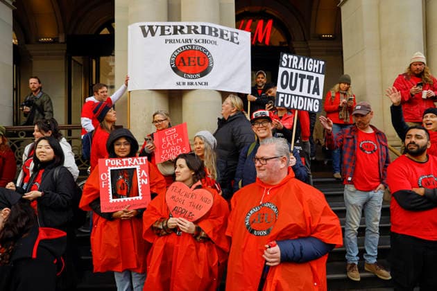 The Victoria State Teachers Strike Protest in Melbourne - 23 Jul 2026 Protesters hold placards during the rally. Hundreds of members of the Australian Education Union (AEU) marched from Bourke Street Mall to the Victorian Parliament in Melbourne, calling for better pay, improved working conditions, increased public school funding, and a revised Victorian Government Schools Agreement (VGSA). Melbourne Australia Copyright: xYexMyoxKhantx xSOPAxImagesx YeMyoKhant_3