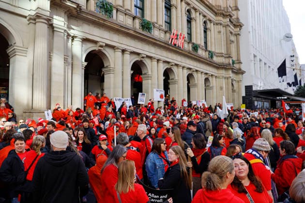 The Victoria State Teachers Strike Protest in Melbourne - 23 Jul 2026 Protesters are seen gathering during the rally. Hundreds of members of the Australian Education Union (AEU) marched from Bourke Street Mall to the Victorian Parliament in Melbourne, calling for better pay, improved working conditions, increased public school funding, and a revised Victorian Government Schools Agreement (VGSA). Melbourne Australia Copyright: xYexMyoxKhantx xSOPAxImagesx YeMyoKhant_4