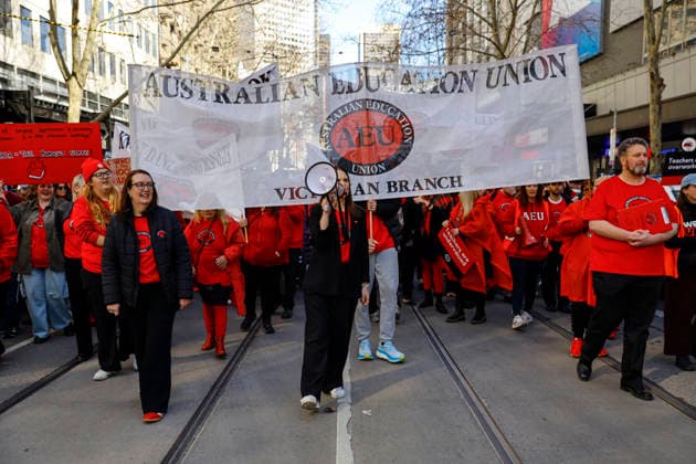 The Victoria State Teachers Strike Protest in Melbourne - 23 Jul 2026 Protestors march through the Melbourne CBD during the rally. Hundreds of members of the Australian Education Union (AEU) marched from Bourke Street Mall to the Victorian Parliament in Melbourne, calling for better pay, improved working conditions, increased public school funding, and a revised Victorian Government Schools Agreement (VGSA). Melbourne Australia Copyright: xYexMyoxKhantx xSOPAxImagesx YeMyoKhant_9