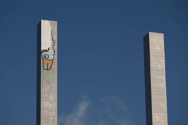 MELBOURNE PAM THE BIRD GRAFFITI, Clean up crews paint over Pam the Bird graffiti on the Bolte Bridge, Melbourne, Thursday, July 23, 2026. The alleged Pam the Bird graffiti artist was arrested after scaling a 140-metre pillar on a major city bridge, triggering a nine-hour standoff with police. ( NO ARCHIVING MELBOURNE VICTORIA AUSTRALIA  Copyright: xCHRISTOPHERxHOPKINSx 20260723124070983647