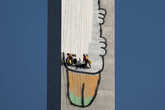 MELBOURNE PAM THE BIRD GRAFFITI, Clean up crews paint over Pam the Bird graffiti on the Bolte Bridge, Melbourne, Thursday, July 23, 2026. The alleged Pam the Bird graffiti artist was arrested after scaling a 140-metre pillar on a major city bridge, triggering a nine-hour standoff with police. ( NO ARCHIVING MELBOURNE VICTORIA AUSTRALIA  Copyright: xCHRISTOPHERxHOPKINSx 20260723134867193150