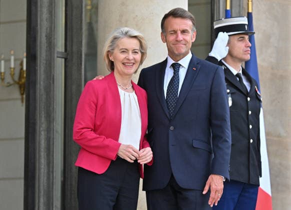 News Bilder des Tages #2 President Emmanuel Macron welcomes European Commission President Ursula von der Leyen, before a meeting at the Élysée Palace in Paris on July 22, 2026. Christian Liewig Bestimage France’s President Emmanuel Macron welcomes European Commission President Ursula von der Leyen before a meeting at the Élysée Palace in Paris on July 22, 2026 Paris, France  Copyright: xChristianxLiewigx xBestimagexChristianxLiewigx xBestimagex