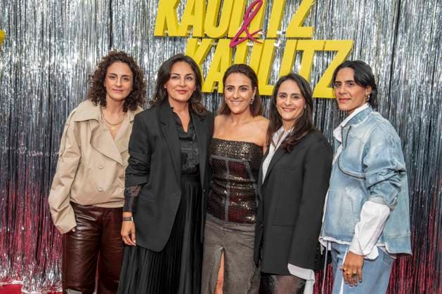 ABB KAULITZ- Tezcan Tekkal Duezen Tekkal Tezcan Tekkal Tuelin Tekkal und Tuna Tekkal zu Gast auf dem roten Teppich bei der Premiere von der 3. Staffel der Netflix-Serie Kaulitz und Kaulitz im Delphi Filmpalast. Berlin am 22.07.2026 Berlin Deutschland *** ABB KAULITZ’s Tezcan Tekkal, Duezen Tekkal, Tezcan Tekkal, Tuelin Tekkal, and Tuna Tekkal appeared on the red carpet at the premiere of Season 3 of the Netflix series *Kaulitz and Kaulitz* at the Delphi Filmpalast in Berlin on July 22, 2026, Berlin Germany