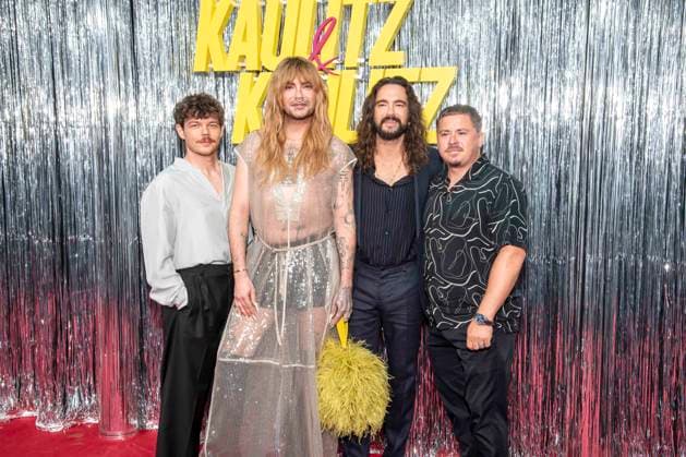 ABB KAULITZ- Georg Listing, Bill Kaulitz, Tom Kaulitz und Gustav Schaefer Tokio Hotel zu Gast auf dem roten Teppich bei der Premiere von der 3. Staffel der Netflix-Serie Kaulitz und Kaulitz im Delphi Filmpalast. Berlin am 22.07.2026 Berlin Deutschland *** ABB KAULITZ Georg Listing, Bill Kaulitz, Tom Kaulitz, and Gustav Schaefer of Tokio Hotel appeared on the red carpet at the premiere of Season 3 of the Netflix series *Kaulitz und Kaulitz* at the Delphi Filmpalast in Berlin on July 22, 2026, in Berlin, Germany