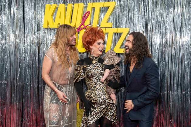 ABB KAULITZ- Bill Kaulitz, Candy Crash Kind und Tom Kaulitz zu Gast auf dem roten Teppich bei der Premiere von der 3. Staffel der Netflix-Serie Kaulitz und Kaulitz im Delphi Filmpalast. Berlin am 22.07.2026 Berlin Deutschland *** ABB KAULITZ Bill Kaulitz, Candy Crash Kind, and Tom Kaulitz appeared on the red carpet at the premiere of Season 3 of the Netflix series *Kaulitz and Kaulitz* at the Delphi Filmpalast in Berlin on July 22, 2026, Berlin, Germany