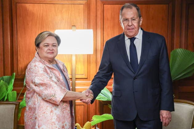PHILIPPINES, MANILA - JULY 23, 2026: Tess Lazarov, Foreign Minister of the Philippines, and her counterpart Sergei Lavrov of Russia shake hands during a bilateral meeting on the sidelines of ASEAN-led events. Russian Foreign Ministry TASS  95353640