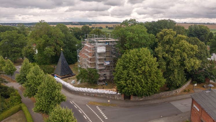 22.07.2026 - Die einsturzgefährdete Kirche in Papendorf bei Pasewalk an der Bundesstraße B104 ist die Notsicherung abgeschlossen Papendorf Mecklenburg-Vorpommern Deutschland *** July 22, 2026: Emergency stabilization work has been completed on the church in Papendorf near Pasewalk, located on Federal Highway B104, which was in danger of collapsing. Papendorf, Mecklenburg-Western Pomerania, Germany