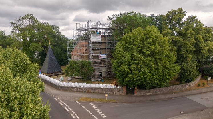 22.07.2026 - Die einsturzgefährdete Kirche in Papendorf bei Pasewalk an der Bundesstraße B104 ist die Notsicherung abgeschlossen Papendorf Mecklenburg-Vorpommern Deutschland *** July 22, 2026: Emergency stabilization work has been completed on the church in Papendorf near Pasewalk, located on Federal Highway B104, which was in danger of collapsing. Papendorf, Mecklenburg-Western Pomerania, Germany