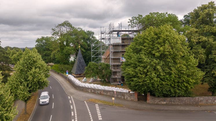 22.07.2026 - Die einsturzgefährdete Kirche in Papendorf bei Pasewalk an der Bundesstraße B104 ist die Notsicherung abgeschlossen Papendorf Mecklenburg-Vorpommern Deutschland *** July 22, 2026: Emergency stabilization work has been completed on the church in Papendorf near Pasewalk, located on Federal Highway B104, which was in danger of collapsing. Papendorf, Mecklenburg-Western Pomerania, Germany