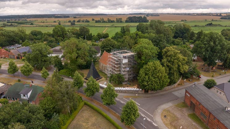 22.07.2026 - Die einsturzgefährdete Kirche in Papendorf bei Pasewalk an der Bundesstraße B104 ist die Notsicherung abgeschlossen Papendorf Mecklenburg-Vorpommern Deutschland *** July 22, 2026: Emergency stabilization work has been completed on the church in Papendorf near Pasewalk, located on Federal Highway B104, which was in danger of collapsing. Papendorf, Mecklenburg-Western Pomerania, Germany