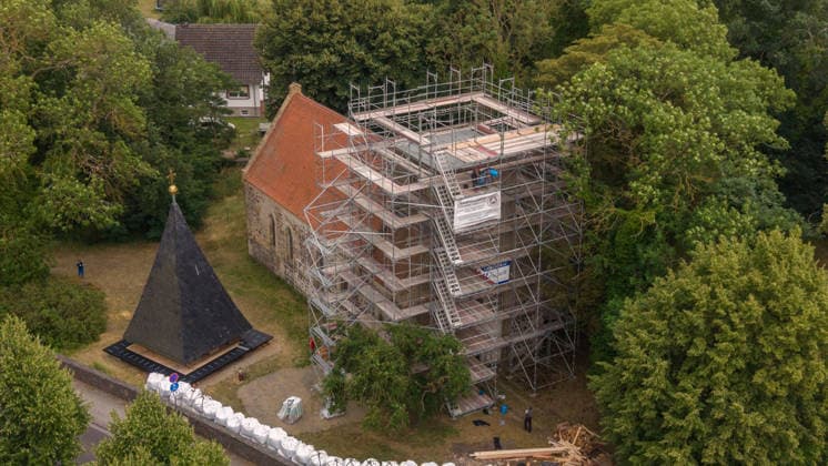 22.07.2026 - Die einsturzgefährdete Kirche in Papendorf bei Pasewalk an der Bundesstraße B104 ist die Notsicherung abgeschlossen Papendorf Mecklenburg-Vorpommern Deutschland *** July 22, 2026: Emergency stabilization work has been completed on the church in Papendorf near Pasewalk, located on Federal Highway B104, which was in danger of collapsing. Papendorf, Mecklenburg-Western Pomerania, Germany