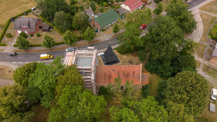 22.07.2026 - Die einsturzgefährdete Kirche in Papendorf bei Pasewalk an der Bundesstraße B104 ist die Notsicherung abgeschlossen Papendorf Mecklenburg-Vorpommern Deutschland *** July 22, 2026: Emergency stabilization work has been completed on the church in Papendorf near Pasewalk, located on Federal Highway B104, which was in danger of collapsing. Papendorf, Mecklenburg-Western Pomerania, Germany