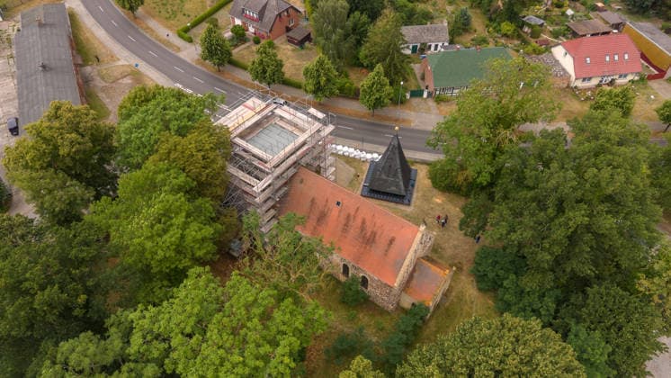 22.07.2026 - Die einsturzgefährdete Kirche in Papendorf bei Pasewalk an der Bundesstraße B104 ist die Notsicherung abgeschlossen Papendorf Mecklenburg-Vorpommern Deutschland *** July 22, 2026: Emergency stabilization work has been completed on the church in Papendorf near Pasewalk, located on Federal Highway B104, which was in danger of collapsing. Papendorf, Mecklenburg-Western Pomerania, Germany