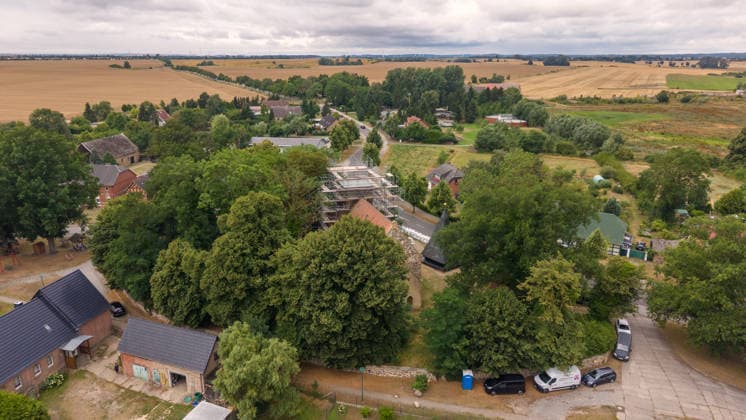 22.07.2026 - Die einsturzgefährdete Kirche in Papendorf bei Pasewalk an der Bundesstraße B104 ist die Notsicherung abgeschlossen Papendorf Mecklenburg-Vorpommern Deutschland *** July 22, 2026: Emergency stabilization work has been completed on the church in Papendorf near Pasewalk, located on Federal Highway B104, which was in danger of collapsing. Papendorf, Mecklenburg-Western Pomerania, Germany