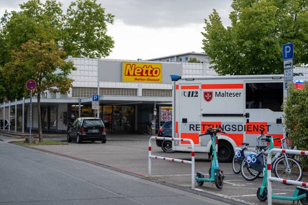 Streit im Supermarkt eskaliert - Zwei Verletzte durch Messerangriff Bei einem handfesten Streit in einem Supermarkt in der Feuerbachstraße in Rüsselsheim am Main wurden am 22.07.2026 gegen 17:40 Uhr zwei Menschen verletzt. Ein 40 Jahre alter Mann verletzte einen 29-Jährigen im Zuge einer Auseinandersetzung mit einem Messer am Arm, zudem erlitt eine 71-jährige Kundin bei dem Gerangel eine Schnittwunde am Bein. Zwei Zeugen überwältigten den Tatverdächtigen und hielten ihn bis zum Eintreffen der Polizei fest. Ein Atemalkoholtest ergab bei dem Mann rund 2,2 Promille, er wurde vorläufig festgenommen. Die Polizei ermittelt gegen ihn wegen gefährlicher Körperverletzung. Rüsselsheim am Main Hessen Deutschland *** Supermarket Altercatio