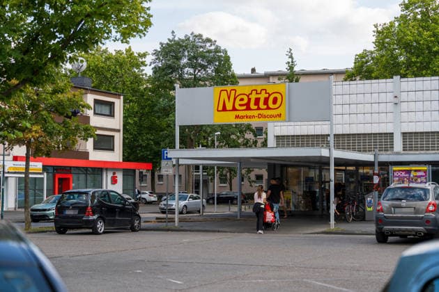 Streit im Supermarkt eskaliert - Zwei Verletzte durch Messerangriff Bei einem handfesten Streit in einem Supermarkt in der Feuerbachstraße in Rüsselsheim am Main wurden am 22.07.2026 gegen 17:40 Uhr zwei Menschen verletzt. Ein 40 Jahre alter Mann verletzte einen 29-Jährigen im Zuge einer Auseinandersetzung mit einem Messer am Arm, zudem erlitt eine 71-jährige Kundin bei dem Gerangel eine Schnittwunde am Bein. Zwei Zeugen überwältigten den Tatverdächtigen und hielten ihn bis zum Eintreffen der Polizei fest. Ein Atemalkoholtest ergab bei dem Mann rund 2,2 Promille, er wurde vorläufig festgenommen. Die Polizei ermittelt gegen ihn wegen gefährlicher Körperverletzung. Rüsselsheim am Main Hessen Deutschland *** Supermarket Altercatio