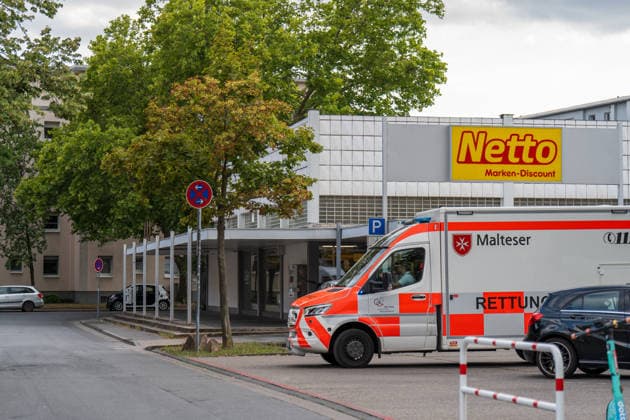 Streit im Supermarkt eskaliert - Zwei Verletzte durch Messerangriff Bei einem handfesten Streit in einem Supermarkt in der Feuerbachstraße in Rüsselsheim am Main wurden am 22.07.2026 gegen 17:40 Uhr zwei Menschen verletzt. Ein 40 Jahre alter Mann verletzte einen 29-Jährigen im Zuge einer Auseinandersetzung mit einem Messer am Arm, zudem erlitt eine 71-jährige Kundin bei dem Gerangel eine Schnittwunde am Bein. Zwei Zeugen überwältigten den Tatverdächtigen und hielten ihn bis zum Eintreffen der Polizei fest. Ein Atemalkoholtest ergab bei dem Mann rund 2,2 Promille, er wurde vorläufig festgenommen. Die Polizei ermittelt gegen ihn wegen gefährlicher Körperverletzung. Rüsselsheim am Main Hessen Deutschland *** Supermarket Altercatio