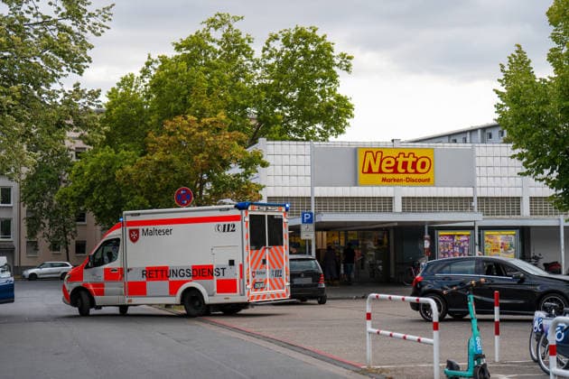 Streit im Supermarkt eskaliert - Zwei Verletzte durch Messerangriff Bei einem handfesten Streit in einem Supermarkt in der Feuerbachstraße in Rüsselsheim am Main wurden am 22.07.2026 gegen 17:40 Uhr zwei Menschen verletzt. Ein 40 Jahre alter Mann verletzte einen 29-Jährigen im Zuge einer Auseinandersetzung mit einem Messer am Arm, zudem erlitt eine 71-jährige Kundin bei dem Gerangel eine Schnittwunde am Bein. Zwei Zeugen überwältigten den Tatverdächtigen und hielten ihn bis zum Eintreffen der Polizei fest. Ein Atemalkoholtest ergab bei dem Mann rund 2,2 Promille, er wurde vorläufig festgenommen. Die Polizei ermittelt gegen ihn wegen gefährlicher Körperverletzung. Rüsselsheim am Main Hessen Deutschland *** Supermarket Altercatio