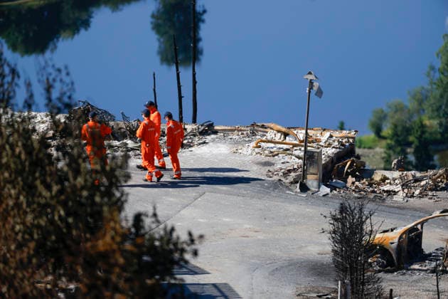 Brann i Drammen Krokstadelva 20260723. Folk fra sivilforsvaret brannruinene pa Stenseth. Storbrannen startet fredag ettermiddag i et rekkehus i Krokstadelva i Drammen. Foto: Frederik Ringnes NTB Krokstadelva Norge 8sRyttd-vCA EDITORIAL USE ONLY Ref:_BNC8sRyttd-vCA.jpg *** Fire in Drammen, Krokstadelva, July 23, 2026 Civil defense personnel at the fire ruins in Stenseth The major fire broke out on Friday afternoon in a townhouse in Krokstadelva, Drammen Photo: Frederik Ringnes, NTB Krokstadelva, Norway 8sRyttd vCA EDITORIAL USE ONLY Ref BNC8sRyttd vCA jpg  Copyright: xFrederikxRingnesx xNTBx