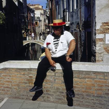 Gondolieri sitting on wall of bridge, Venice, Italy, Europe Gondoliers sitting on wall of bridge, Venice, Italy Copyright: imageBROKER WillyxMatheisl ibliqx18124824.jpg