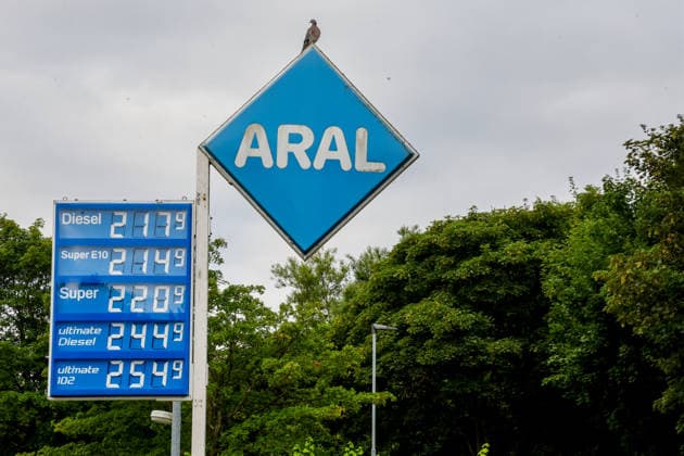 Benzinpreise an einer ARAL Tankstelle. Diesel 217,9 Super E10 214,9. Super 220,9. Ultimate Diesel 244,9. Ultimate 102 254,9 DEU, Deutschland, Schleswig-Holstein, Brunsbüttel, 23.07.2026 *** Gas prices at an ARAL gas station: Diesel 217.9, Super E10 214.9, Super 220.9, Ultimate Diesel 244.9, Ultimate 102 254.9 DEU, Germany, Schleswig-Holstein, Brunsbüttel, July 23, 2026