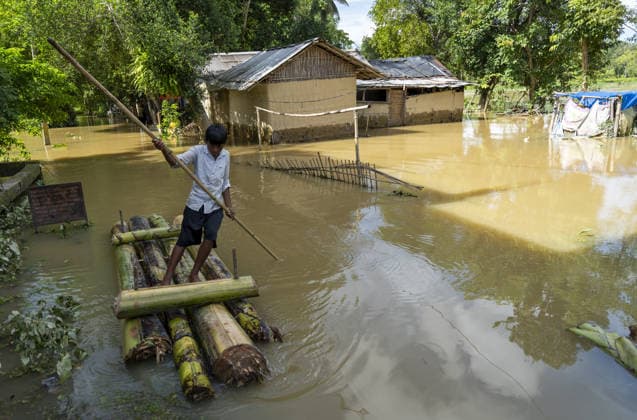 Flood in Indian Northeastern State Assam JORHAT, INDIA - JULY 22: A boy uses a makeshift banana raft to navigate floodwaters past submerged homes in a flood-affected neighborhood, on July 22, 2026 in Jorhat, India. The flood situation in Assam remained critical, with more than 630,000 people affected across 21 districts. The state’s death toll has risen to 12. David Talukdar Anadolu Jorhat India. Editorial use only. Please get in touch for any other usage.  Copyright: x2026xAnadoluxDavidxTalukdarx