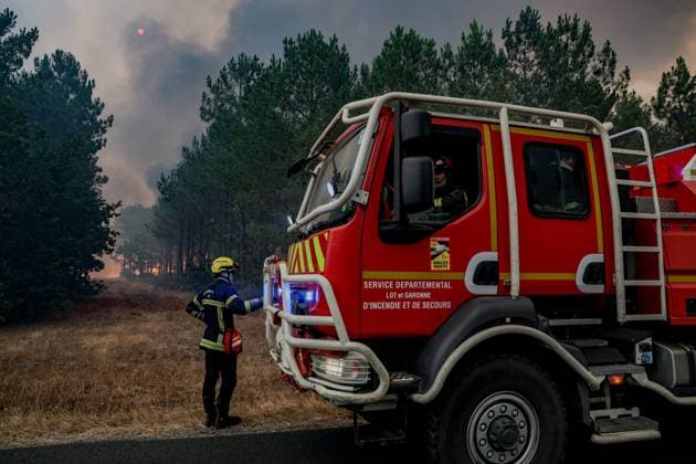 THE ROAD BETWEEN LE PORGE AND LEGE PHOTOPQR SUD OUEST JULY 23, 2026 THE ROAD BETWEEN LE PORGE AND LEGE Gironde, France – July 23, 2026 Firefighters battle a fast-moving wildfire between Saumos and Le Porge after the blaze scorched approximately 2,400 hectares of forest and triggered the evacuation of thousands of people in France  Copyright: xPHOTOPQR SUDxOUEST MAXPPPxx 20260723SDO5493 20260723SDO5493
