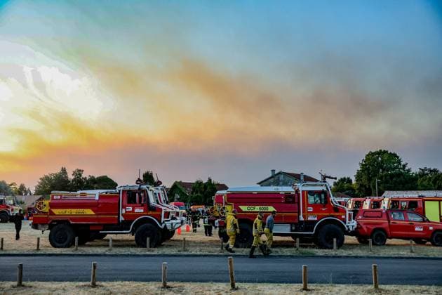Wildfire in Gironde: 2,400 hectares burned between Saumos and Le Porge PHOTOPQR SUD OUEST GUILLAUME BONNAUD Bordeaux July 23, 2026 JULY 23, 2026 IN GIRONDE Wildfire in Gironde 2,400 hectares burned between Saumos and Le Porge PH Guillaume Bonnaud MORNING AT THE SECURITY COMMAND CENTER ON PLACE GERARD BLANC IN LE PORGE Gironde, France – July 23, 2026 Firefighters battle a fast-moving wildfire between Saumos and Le Porge after the blaze scorched around 2,400 hectares of forest and triggered the evacuation of thousands of people Bordeaux GIRONDE France  Copyright: xPHOTOPQR SUDxOUEST MAXPPPxGUILLAUMExBONNAUDx 20260723SDO5503 20260723SDO5503