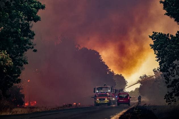 Fire in Gironde: 2,400 hectares burned between Saumos and Le Porge THE ROAD BETWEEN LE PORGE AND LEGE PHOTOPQR SUD OUEST Guillaume Bonnaud GUILLAUME BONNAUD Bordeaux July 23, 2026 JULY 23 2026 IN GIRONDE Fire in Gironde: 2,400 hectares burned between Saumos and Le Porge PH Guillaume Bonnaud THE ROAD BETWEEN LE PORGE AND LEGE Gironde, France – July 23, 2026 Firefighters battle a fast-moving wildfire between Saumos and Le Porge after the blaze scorched around 2,400 hectares of forest and triggered the evacuation of thousands of people Bordeaux GIRONDE France  Copyright: xPHOTOPQR SUDxOUEST MAXPPPxGUILLAUMExBONNAUDx 20260723SDO5475 20260723SDO5475