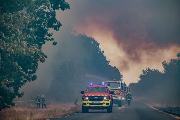 Fire in Gironde: 2,400 hectares burned between Saumos and Le Porge THE ROAD BETWEEN LE PORGE AND LEGE PHOTOPQR SUD OUEST Guillaume Bonnaud GUILLAUME BONNAUD Bordeaux July 23, 2026 JULY 23 2026 IN GIRONDE Fire in Gironde: 2,400 hectares burned between Saumos and Le Porge PH Guillaume Bonnaud THE ROAD BETWEEN LE PORGE AND LEGE Gironde, France – July 23, 2026 Firefighters battle a fast-moving wildfire between Saumos and Le Porge after the blaze scorched around 2,400 hectares of forest and triggered the evacuation of thousands of people Bordeaux GIRONDE France  Copyright: xPHOTOPQR SUDxOUEST MAXPPPxGUILLAUMExBONNAUDx 20260723SDO5476 20260723SDO5476