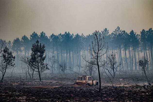 Fire in Gironde: 2,400 hectares burned between Saumos and Le Porge THE ROAD BETWEEN LE PORGE AND LEGE PHOTOPQR SUD OUEST Guillaume Bonnaud GUILLAUME BONNAUD Bordeaux July 23, 2026 JULY 23 2026 IN GIRONDE Fire in Gironde: 2,400 hectares burned between Saumos and Le Porge PH Guillaume Bonnaud THE ROAD BETWEEN LE PORGE AND LEGE Gironde, France – July 23, 2026 Firefighters battle a fast-moving wildfire between Saumos and Le Porge after the blaze scorched around 2,400 hectares of forest and triggered the evacuation of thousands of people Bordeaux GIRONDE France  Copyright: xPHOTOPQR SUDxOUEST MAXPPPxGUILLAUMExBONNAUDx 20260723SDO5477 20260723SDO5477